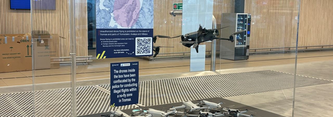 Bilde fra Tromsø lufthavn hvor konfiskerte droner vises frem