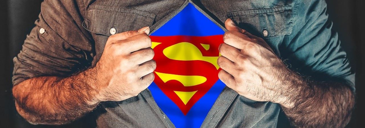 Mann som viser fram Supermann skjorten sin under klærne foto:GettyImages