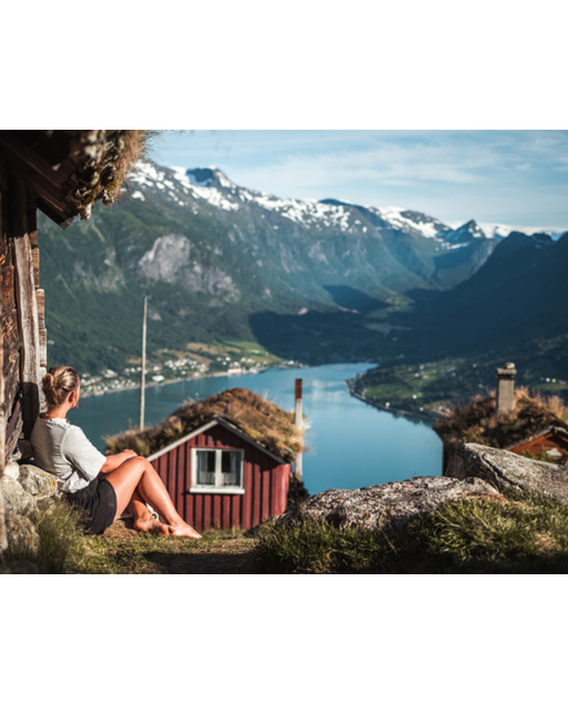 Illustrasjonsfoto av ung kvinne som sitter ved en hytte ved Lovatnet. Foto: Getty Images
