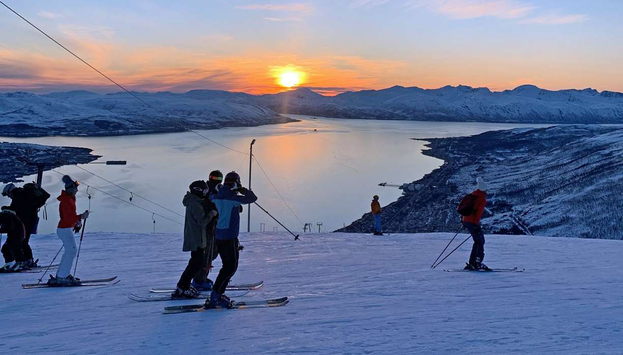 Menesker står på alpinski