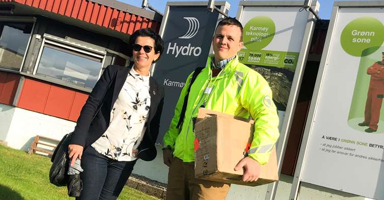 NITO-medlemmer i Hydro Karmøy, f.v. Helge Breistrand fra NITOs avdelingsstyre, kontorleder Iren Langhelle Nordhus og bedriftsgruppeleder Tor-Erik Richardsen ved skilt. 