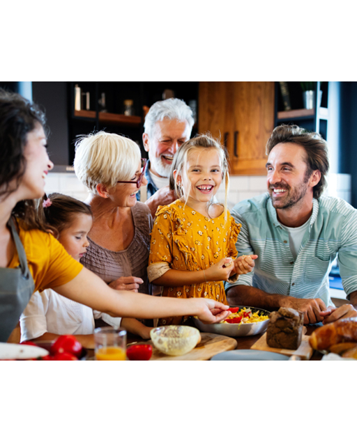Smilende familie lager mat sammen. Foto: Shutterstock